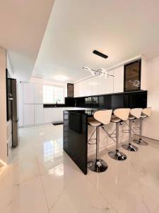 Luxury Townhouse with Pool & BBQ