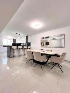 Luxury Townhouse with Pool & BBQ