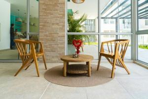 Sereno Stays 3BR Apartment with Mountain View and Beach Gear Included