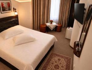 Millenium Castle Sibiu - Parking on Site - BIKERS Haven in the Heart of Romanias Legendary Roads - Rest in Comfort #