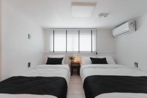 1 Minute Walk to Hongdae Shopping Street Newly Built Duplex with Elevator