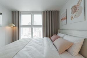 1 Minute Walk to Hongdae Shopping Street Newly Built Duplex with Elevator