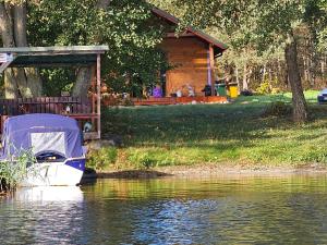 Holiday homes with a private beach on the lake