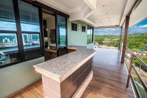 Breathtaking Views Mansion w King Beds