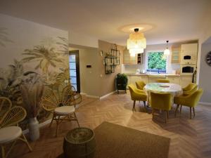 Comfortable Jacuzzi Apartment for 8 in Stezyca