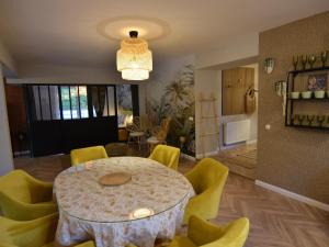 Comfortable Jacuzzi Apartment for 8 in Stezyca
