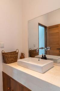 Cozy Apartment with Shared Pool in Berawa Canggu
