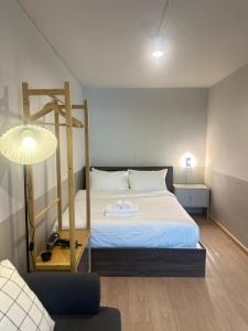 Studio 1 Bed - fast wifi MRT Sutthisarn 302