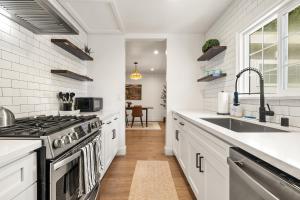 Classic Inglewood 3BR Home with Jacuzzi - Parking - Patio - Washer and Dryer