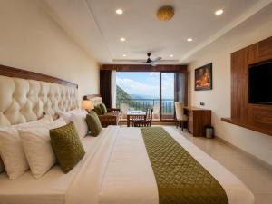 The Grand Elora A Luxury Stay with Swimming pool & Parking