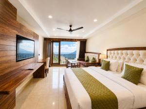 The Grand Elora A Luxury Stay with Swimming pool & Parking