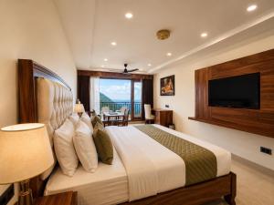 The Grand Elora A Luxury Stay with Swimming pool & Parking