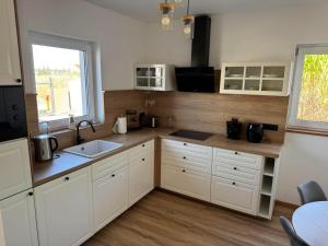 Przytulny apartament z sauną w Biernatkach Dębiecka 15 by Heyrent