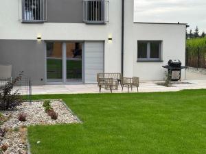Przytulny apartament z sauną w Biernatkach Dębiecka 15 by Heyrent