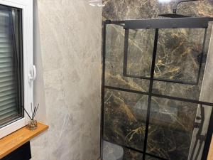 Przytulny apartament z sauną w Biernatkach Dębiecka 15 by Heyrent