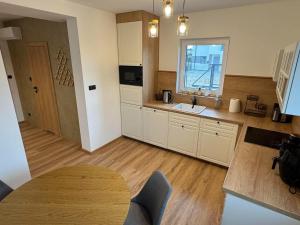 Przytulny apartament z sauną w Biernatkach Dębiecka 15 by Heyrent
