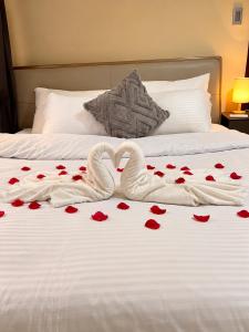 Bayfront Suite in Pasay, With Balcony, Manila Bay View, Near MOA, OKADA, PICC, Airport, WFH ready Free pool and Sauna Access