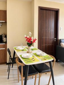 Bayfront Suite in Pasay, With Balcony, Manila Bay View, Near MOA, OKADA, PICC, Airport, WFH ready Free pool and Sauna Access