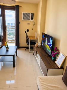 Bayfront Suite in Pasay, With Balcony, Manila Bay View, Near MOA, OKADA, PICC, Airport, WFH ready Free pool and Sauna Access