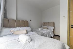 elegantly furnished three bedroom with amazing breathtaking city views ,swimming pool ,fully fitted gym and close proximity to major shopping malls and gourmet restaurants