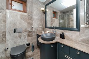 Central Apartment with 3 Bedrooms - Balcony and Elevator
