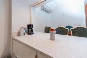 Central Apartment with 3 Bedrooms - Balcony and Elevator