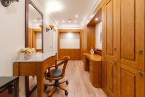 Central Apartment with 3 Bedrooms - Balcony and Elevator