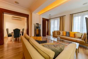 Central Apartment with 3 Bedrooms - Balcony and Elevator