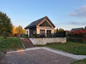 Dom nad jeziorem z banią i tarasem