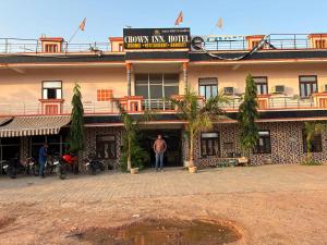 Hotel O Crown Inn