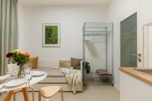 Modern Studio for 4 with easy Old Town Access!