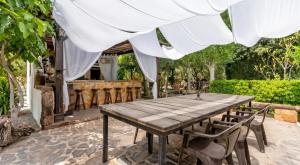 Spacious villa with mountain view and pool in Baza
