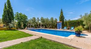 Spacious villa with mountain view and pool in Baza