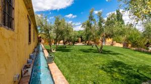 Spacious villa with mountain view and pool in Baza