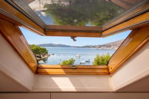 Spacious Apartment in Trogir with Parking
