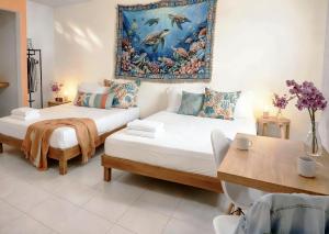 ADO Bus 2 Min, Cozumel Ferry 4 Min, Fundadores Beach & 5th Avenue 4 Min, Centro Playa del Carmen, King, Double & 2BR Duplex Suites, Sleeps 2-8, Kitchenette, Fiber WiFi, AC, Laundromat, Cenotes 20 Min