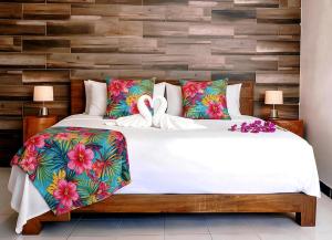 ADO Bus 2 Min, Cozumel Ferry 4 Min, Fundadores Beach & 5th Avenue 4 Min, Centro Playa del Carmen, King, Double & 2BR Duplex Suites, Sleeps 2-8, Kitchenette, Fiber WiFi, AC, Laundromat, Cenotes 20 Min