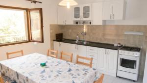 Charming Apartment in Gdinj + Garden