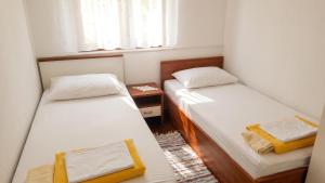 Charming Apartment in Gdinj + Garden