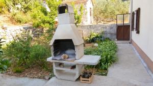 Charming Apartment in Gdinj + Garden