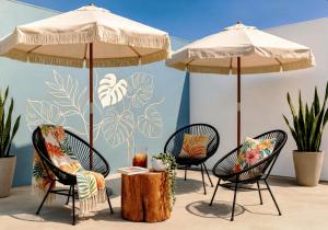 ADO Bus 2 Min, Cozumel Ferry 4 Min, Fundadores Beach & 5th Avenue 4 Min, Centro Playa del Carmen, King, Double & 2BR Duplex Suites, Sleeps 2-8, Kitchenette, Fiber WiFi, AC, Laundromat, Cenotes 20 Min