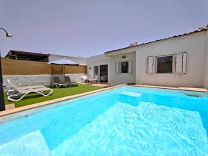 Bungalow with private pool and garden next to the Yumbo Center