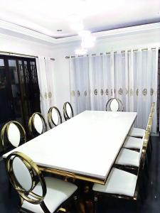 Elegant 5BR Home Near BGC