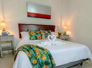 Rooftop Pool Suites, Kitchen, WiFi, AC, Elevator, 1BR & 2BR Duplex, Sleeps 2-8, Beach 9 Min, 5th Ave 15 Min Walk