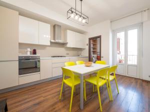I-Host - Bright 2-Bedroom, Balcony, Sleeps 6