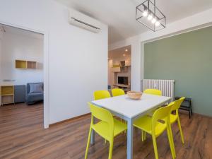 I-Host - Bright 2-Bedroom, Balcony, Sleeps 6