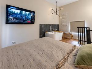Romantic Loft by Fengshui4u z wanną w sypialni, klimatyzacją i bezpłatnym parkingiem
