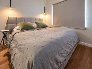 Romantic Loft by Fengshui4u z wanną w sypialni, klimatyzacją i bezpłatnym parkingiem