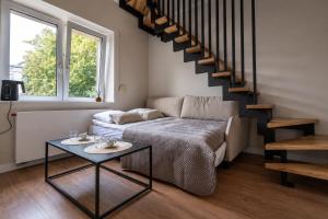 Romantic Loft by Fengshui4u z wanną w sypialni, klimatyzacją i bezpłatnym parkingiem