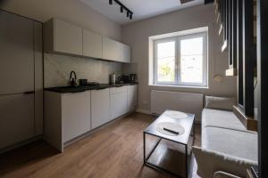 Romantic Loft by Fengshui4u z wanną w sypialni, klimatyzacją i bezpłatnym parkingiem